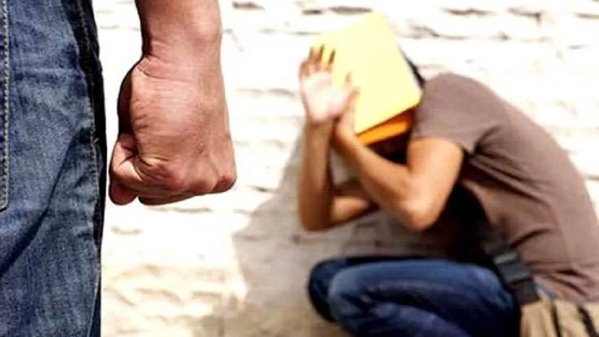 'सीनियर नशा करके जूनियर छात्रों को मारते-पीटते हैं