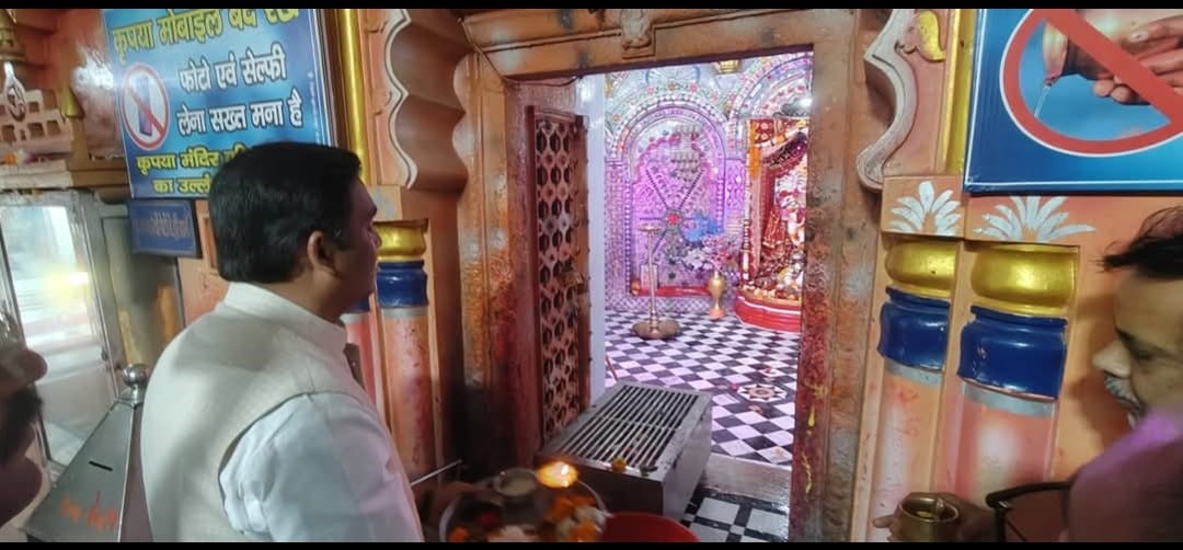 बांदकपुर जागेश्वरनाथ मंदिर में भीड़ अधिक होने पर गर्भगृह में ना जायें