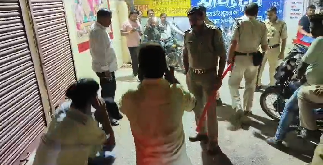 मोटर सायकल पर सवार होकर पुलिस ने कई इलाको की करी चेकिंग