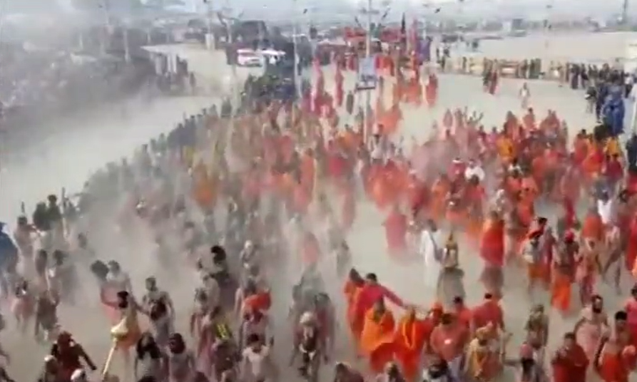 महाकुंभ में श्रद्धालुओं की ज़िद से बिगड़ी व्यवस्था