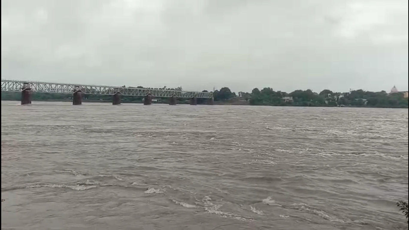 Narmada water level rises, traffic closed on Mortakka bridge