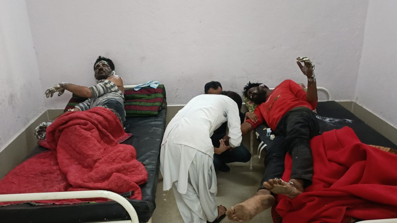 लीकेज गैस टंकी ने पकड़ी आग, तीन लोग झुलसे