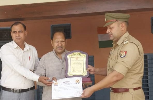 के एल जनता इंटर कॉलेज देवबंद के प्रबंधतंत्र को देवबंद कोतवाली  प्रभारी संजीव कुमार ने स्मृति चिन्ह एवं प्रशस्ति पत्र देकर सम्मानित किया