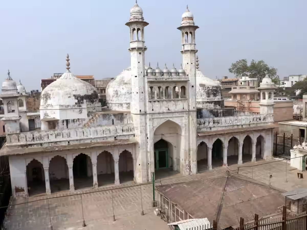 वाराणसी पहुंची ASI की टीम
