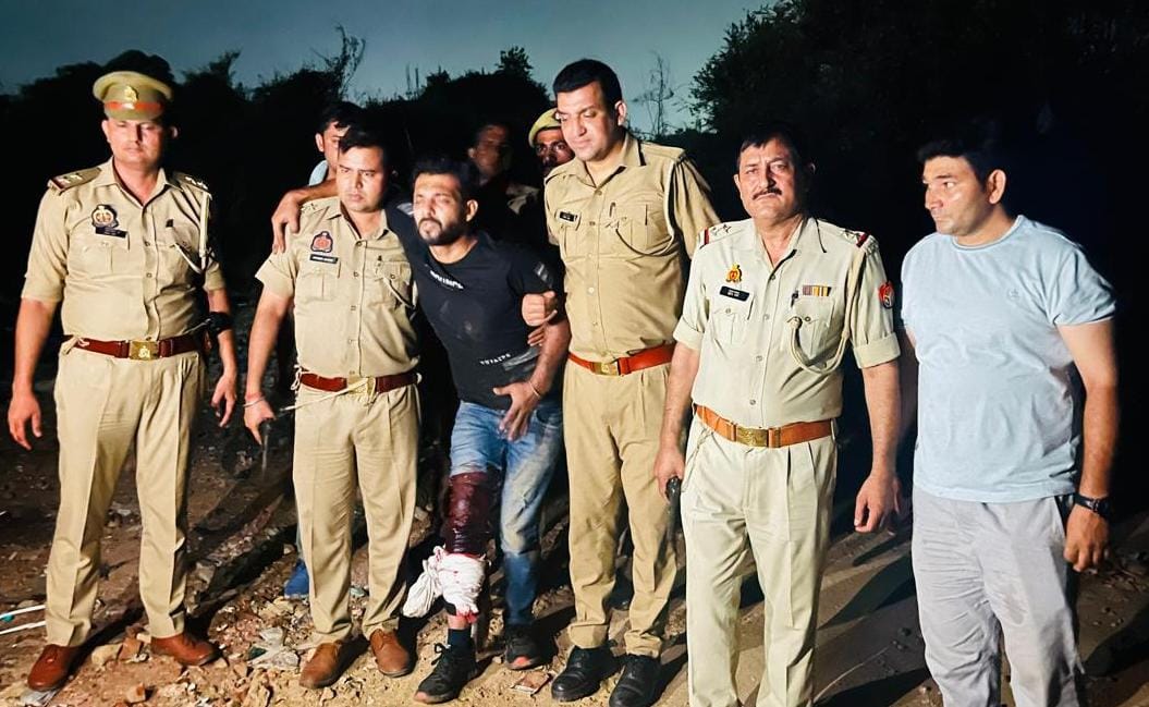 पुलिस टीम के साथ मुठभेड़ के बाद लूट की घटना में वांछित शातिर बदमाश गोली लगने से हुआ घायल, गिरफ्तार