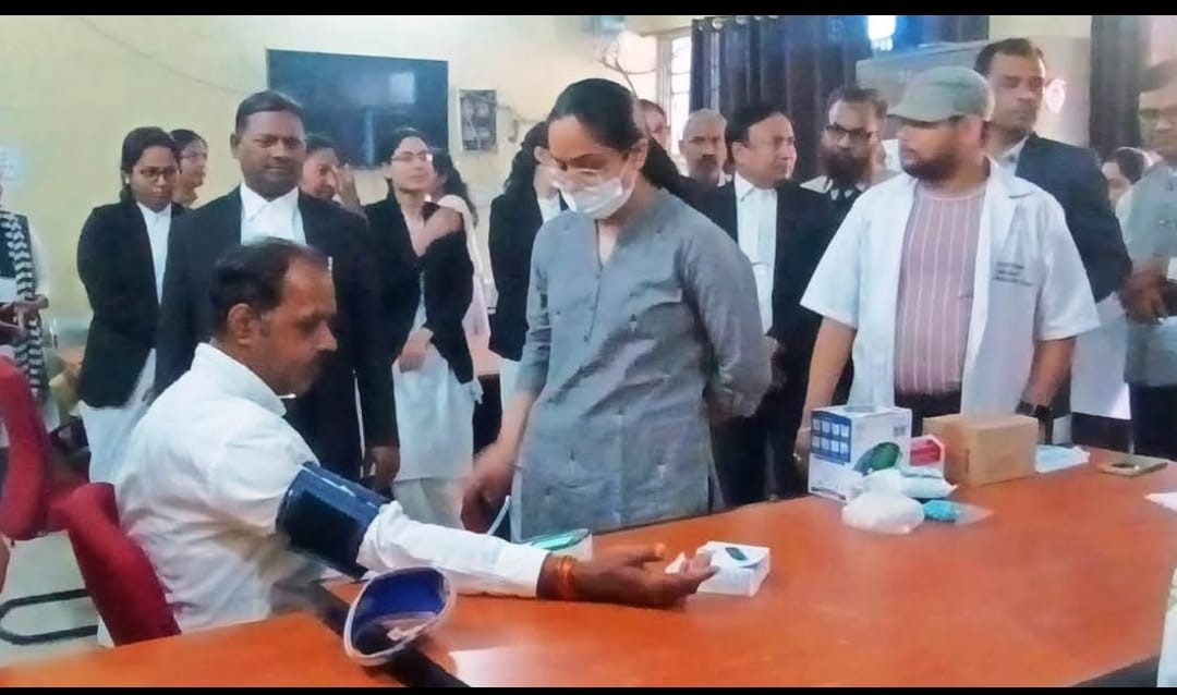 दमोह में जिला न्यायालय परिसर में निःशुल्क स्वास्थ्य परीक्षण शिविर एवं टी.बी. उन्मूलन कार्यक्रम का आयोजन