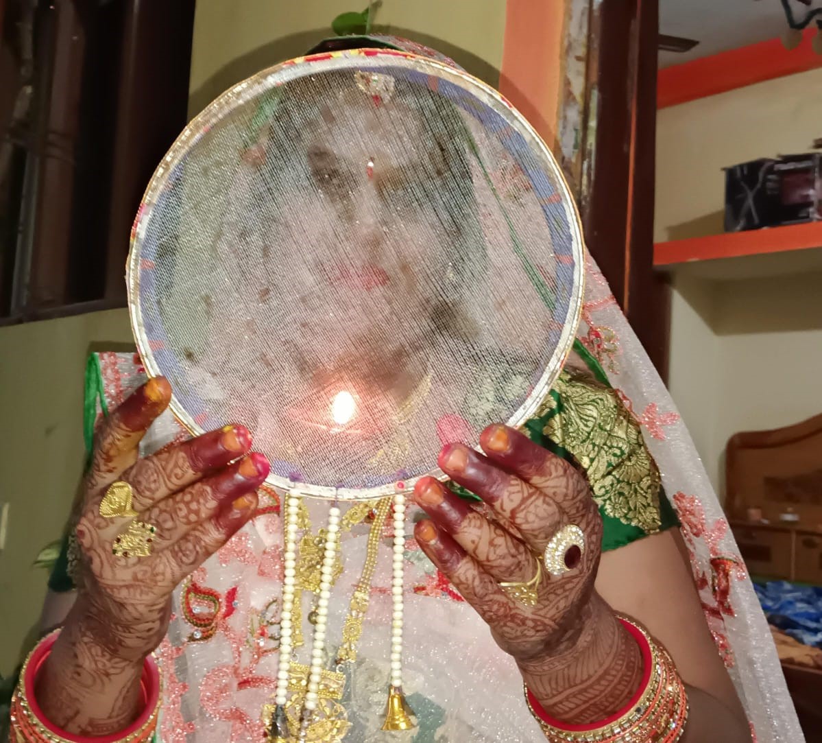 करवा चौथ को लेकर महिलाओं ने खरीदे करवे और परिधान