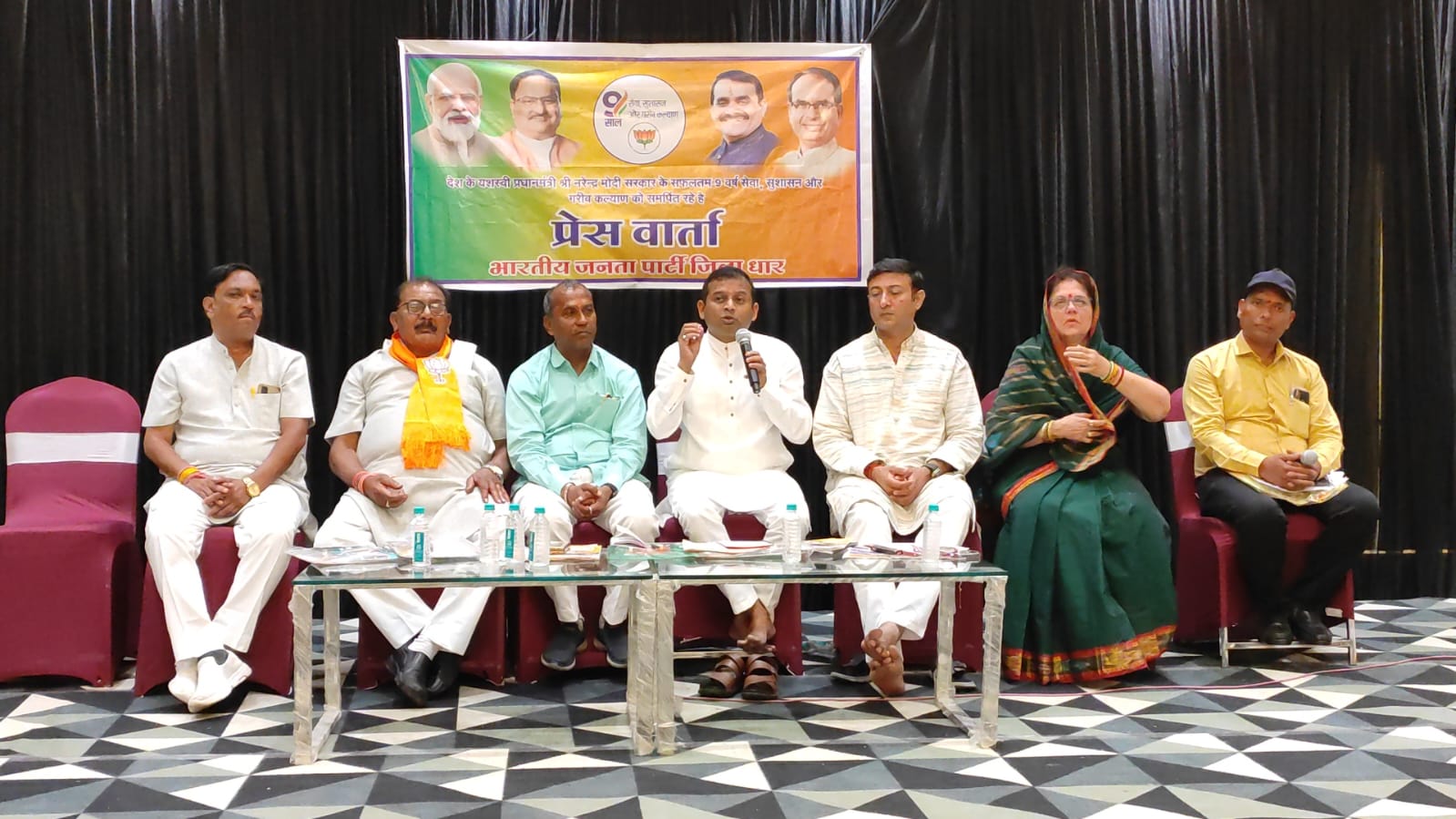 प्रेस वार्ता में मोदी सरकार की गिनाई उपलब्धियां