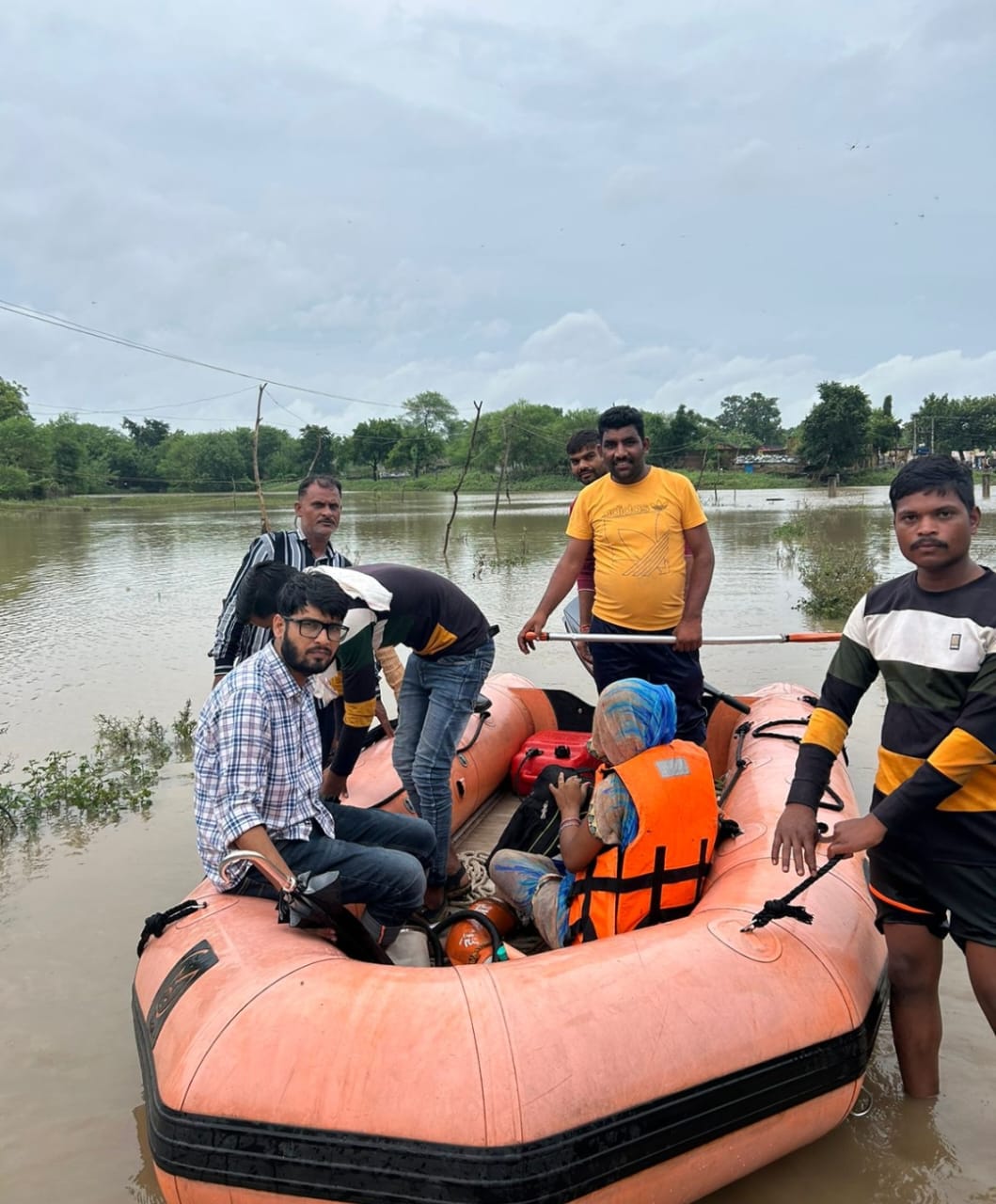 दमोह के मुराछ गाँव में बड़े नाले के पुल बारिश की वजह से उफ़ान पर