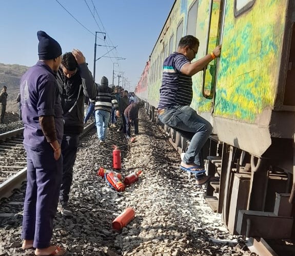 मुंबई लोकमान्य तिलक कामायनी एक्सप्रेस के एसी कोच के पहियों से निकला धुआं