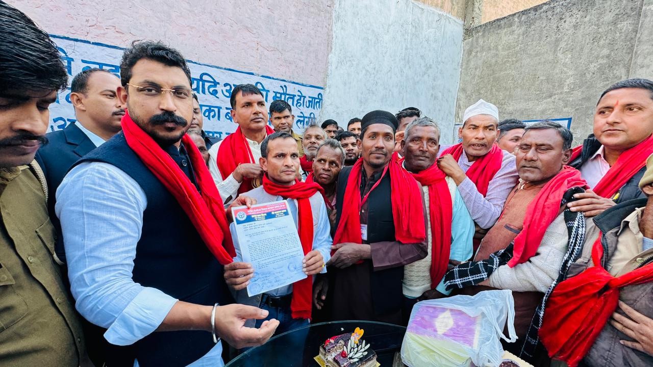 ग्रामीण चौकीदार विकास कल्याण समिति उप्र: ने सांसद  चन्द्रशेखर को सौंपा ज्ञापन