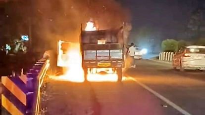 मुजफ्फरपुर-पटना एनएच-22 पर चलती टाटा मैजिक में लगी आग
