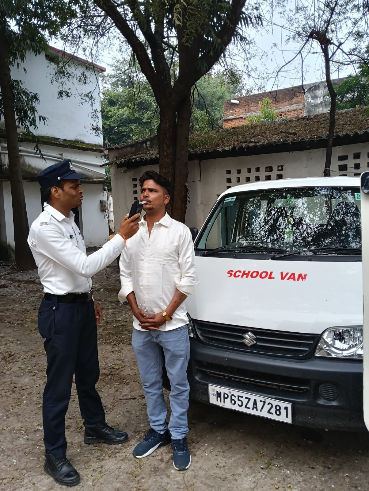 अमरकंटक तिराहा पर शराब के नशे में स्कूल वैन चला रहे चालक पर कार्रवाई