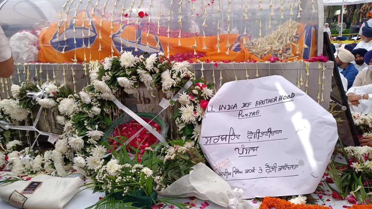 LIVE:बादल के अंतिम दर्शन के लिए लोगों का हुजूम उमड़ा