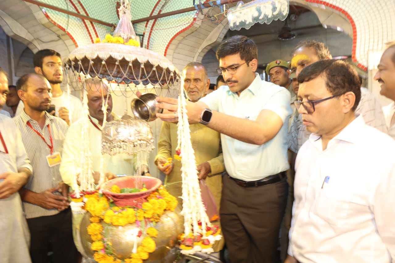 डीएम ने शिवरात्रि के पर्व पर जलाभिषेक के दृष्टिगत सफाई व्यवस्था एवं कावड़ियों की सुरक्षा व्यवस्था के तहत भूतेश्वर मंदिर में व्यवस्थाओं का जायजा लिया