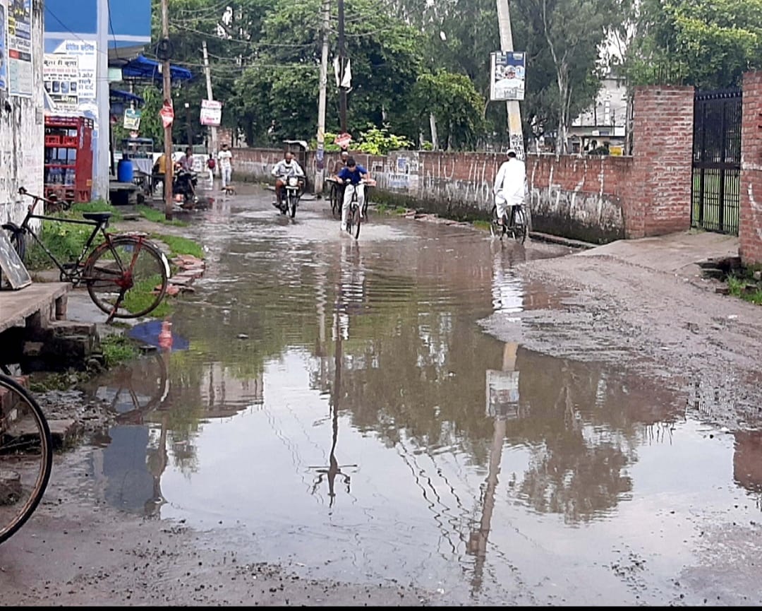 ईदगाह मार्ग की हालत जर्जर, मार्ग पर बन गए है गहरे गड्ढ़े