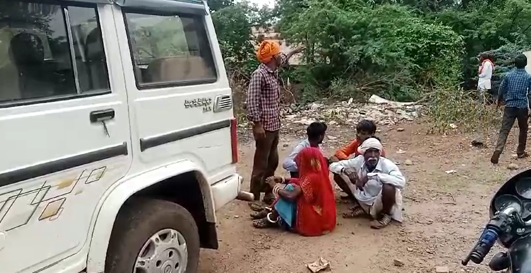 ट्रैक्टर से निचे गिरा युवक