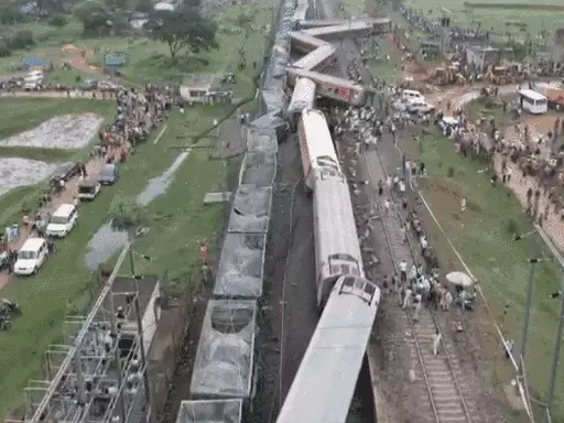 झारखंड में मुंबई-हावड़ा मेल के 10 डिब्बे पटरी से उतरे