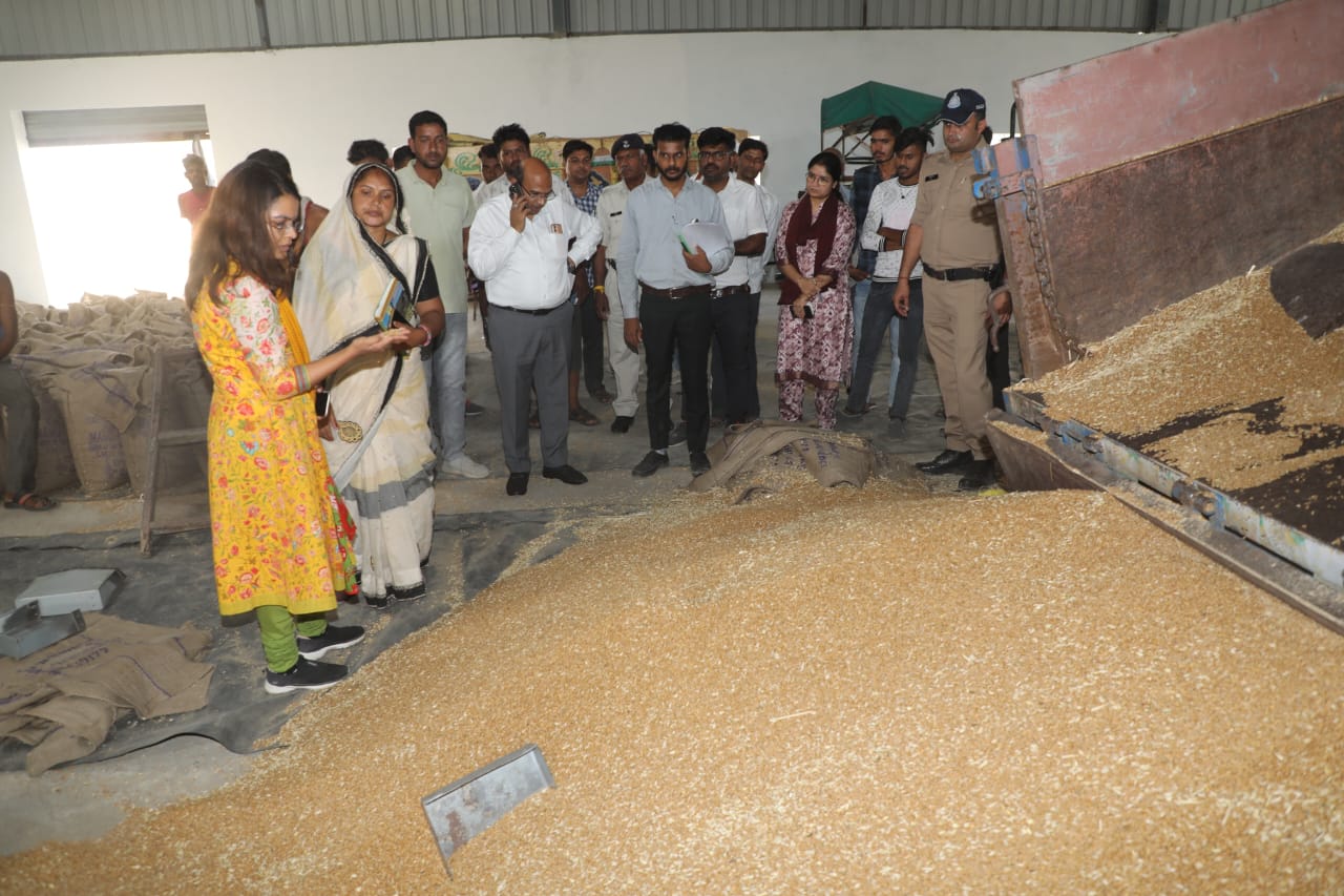 शाजापुर में गेहूं उपार्जन कार्य के निरीक्षण के लिए केन्द्र पहुंची कलेक्टर ऋजु बाफना