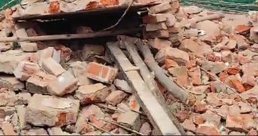 लिंटर गिरने से मलबे में दबे मजदूर