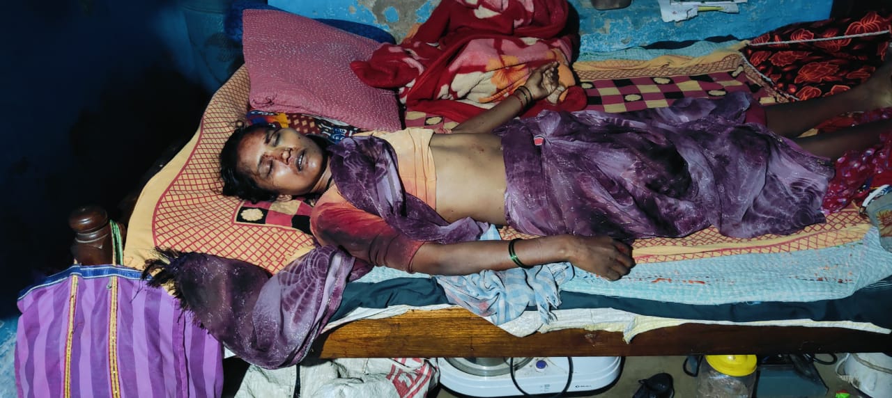पति ने पत्नी पर कुल्हाड़ी चलाकर की,पत्नी हत्या।
