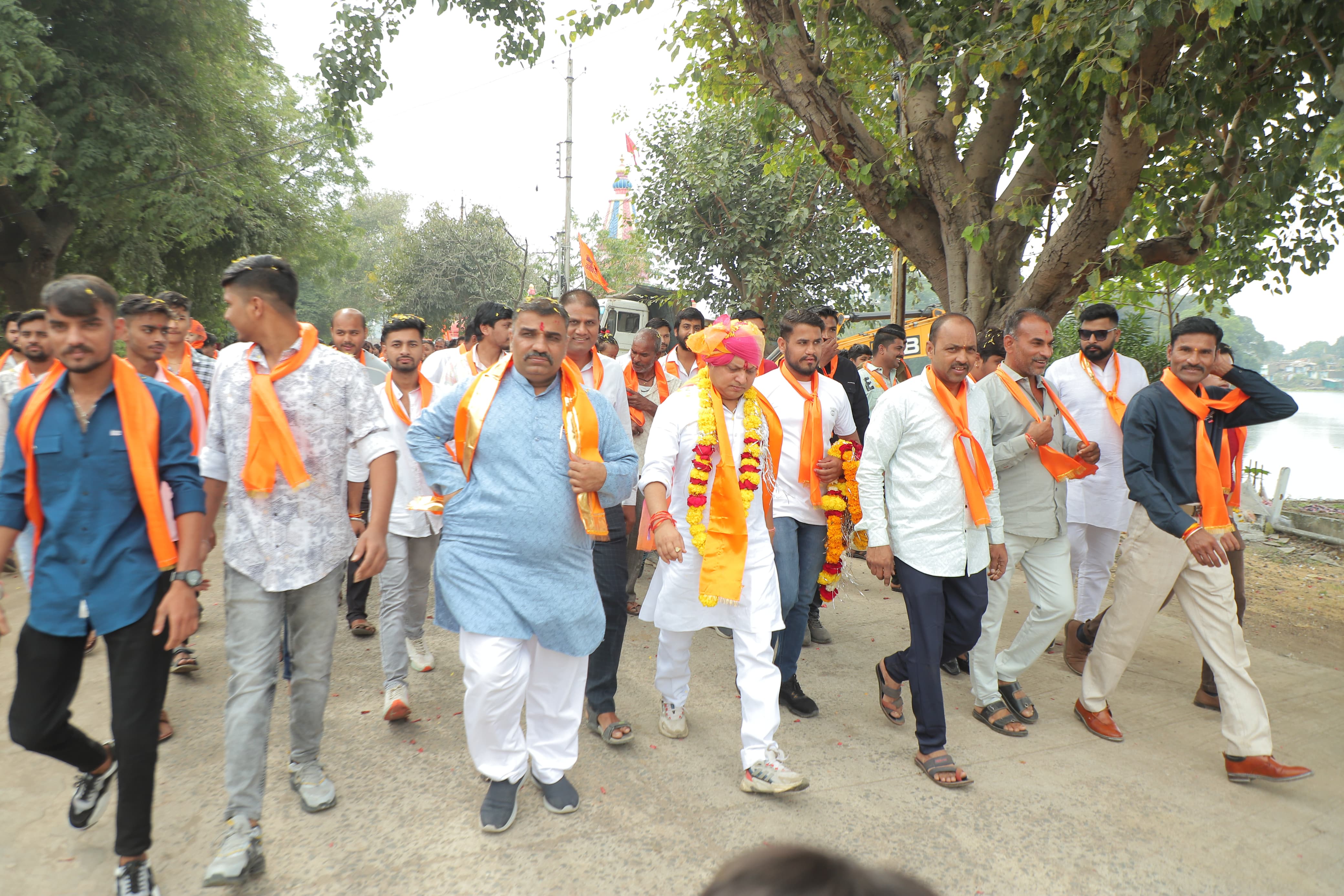 धार के बेटे का स्वागत करने उमड़े लोग, भगवा ध्वज थामें निकले कार्यकर्ता....हुआ भव्य स्वागत