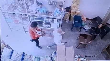 गल्ला व्यवसायी की दुकान में 15 लाख की लूट