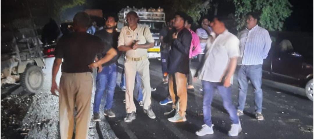 सड़क के बीच खड़े पेड़ व विद्युत पोल बन रहे हैं हादसों का कारण