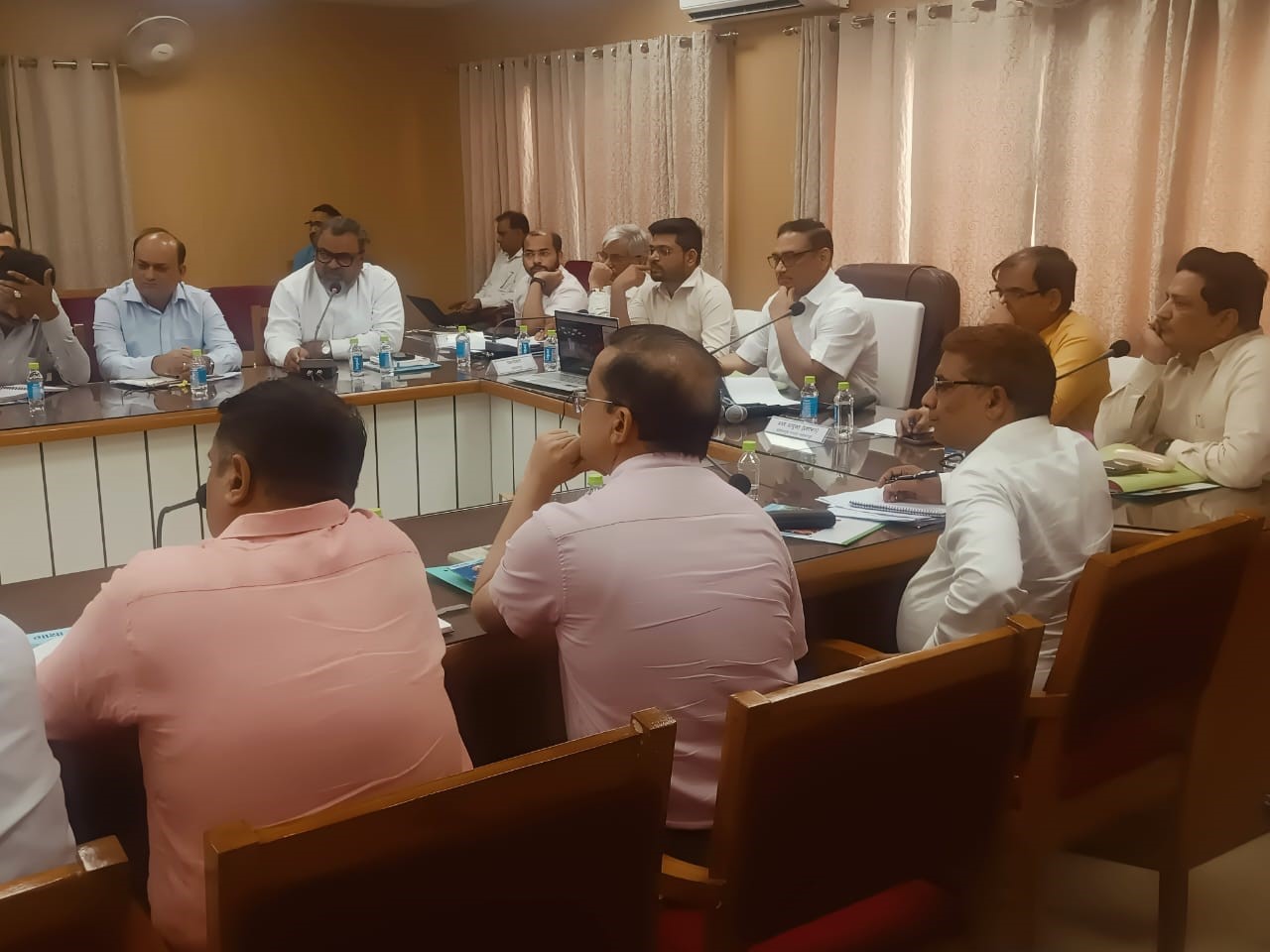 मण्डलायुक्त की अध्यक्षता में हुई सीएम डैश बोर्ड पर विकास कार्यों की बैठक