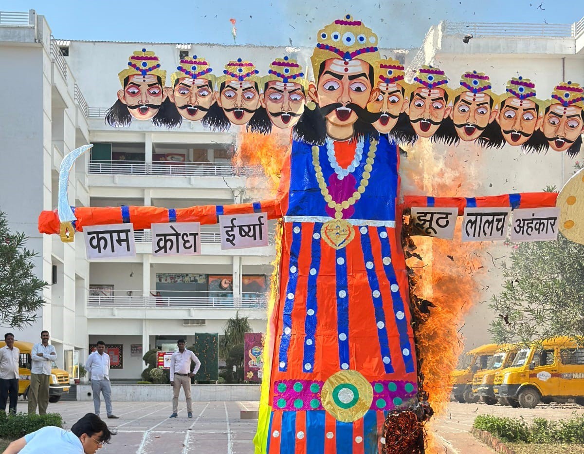 मेपल्स एकेडमी देवबंद में दशहरा उत्सव हर्षोल्लास के साथ मनाया गया
