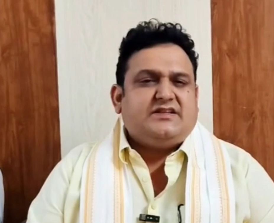 दलित महिला से पुलिस की बर्बरता मामले में रवि कुंडली ने की पीड़िता से मुलाकात