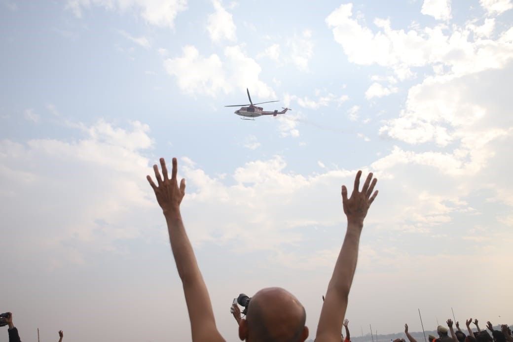 मौनी अमावस्या पर श्रद्धालुओं पर हुई पुष्पवर्षा