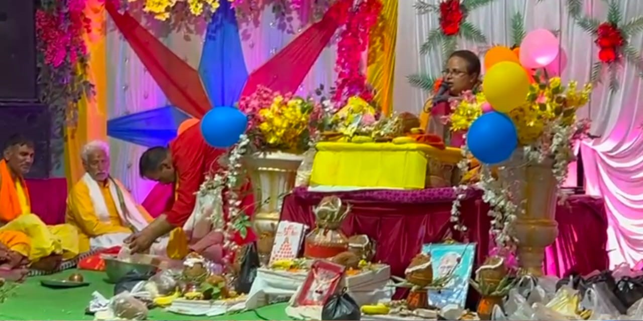 मैहर के ककरा ग्राम में श्रीधाम वृन्दावन से पधारी भागवत मर्मज्ञ पूज्य देवी मधु प्रिया तिवारी के मुखार विंद से श्रीमदभागवत कथा का कराया जा रहा रसपान