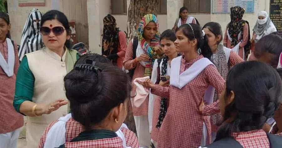 भाजपाई इतना गिर के कर रहे हैं सदस्यता