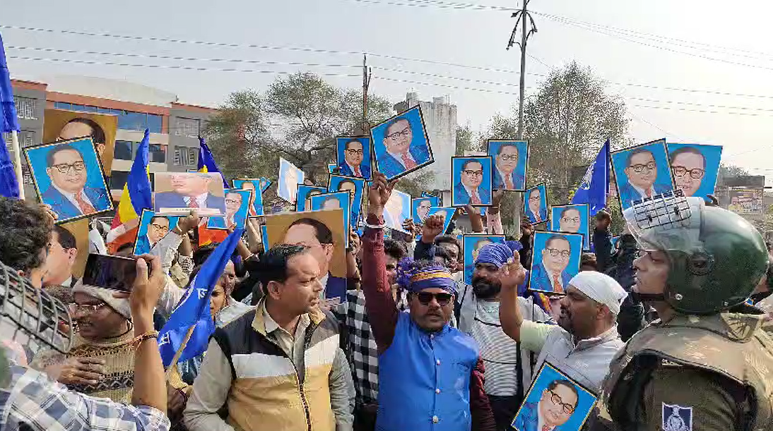 बाबा साहेब के सम्मान में दलित समाज उतरा मैदान में