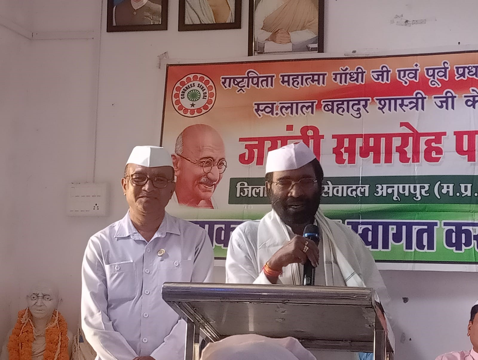 जिला कांग्रेस कार्यालय में सेवा दल के द्वारा राष्ट्र के महान विभूति राष्ट्रपिता महात्मा गांधी और राष्ट्र के लाल लाल बहादुर शास्त्री को दी गई श्रद्धांजलि