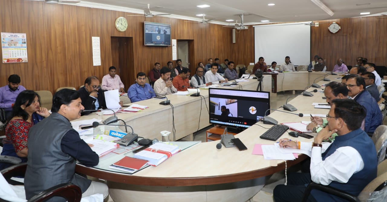 विकास यात्रा में सभी विभाग के अधिकारी सम्मिलित होकर