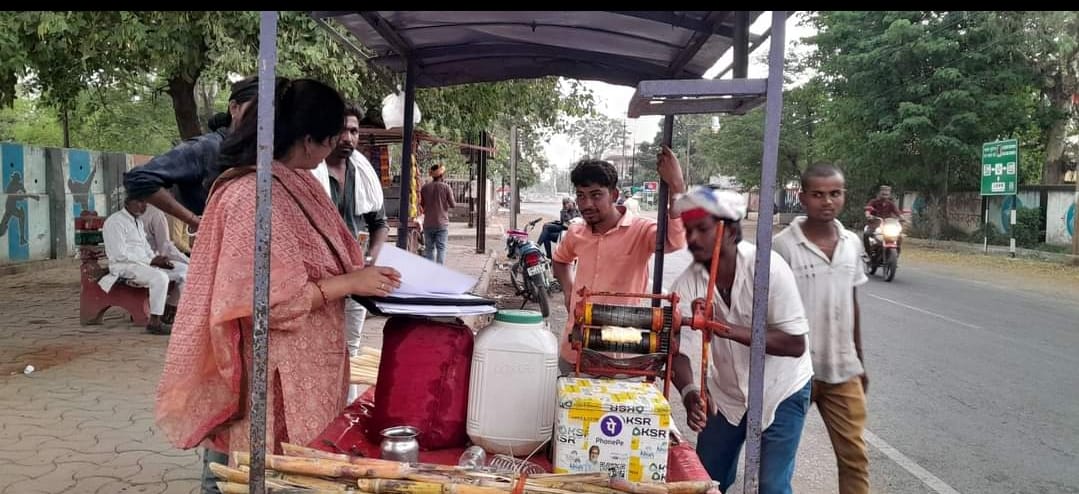 खाद्य सुरक्षा प्रशासन द्वारा विभिन्न बर्फ विक्रय दुकानों, निर्माण स्थल एवं गन्ना रस विक्रेताओं/हाथ ठेला का किया गया औचक निरीक्षण