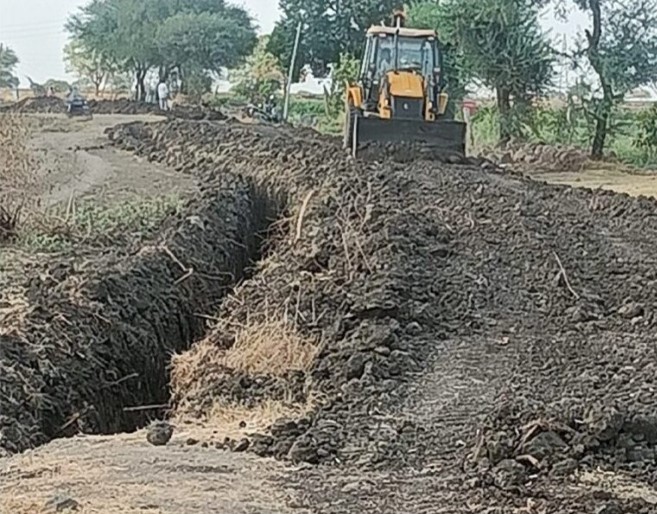 धार के सुदूर ग्राम सड़क में मुरम की जगह मिटटी का हो रहा इस्‍तेमाल