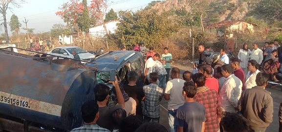 तेज रफ्तार कार टैंकर में घुसी