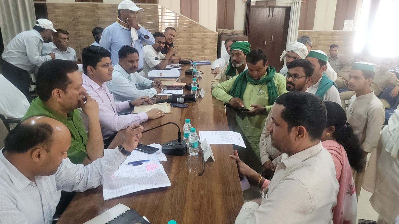 Officials of Bharatiya Kisan Union Tikait handed over a four-point demand letter to SDM