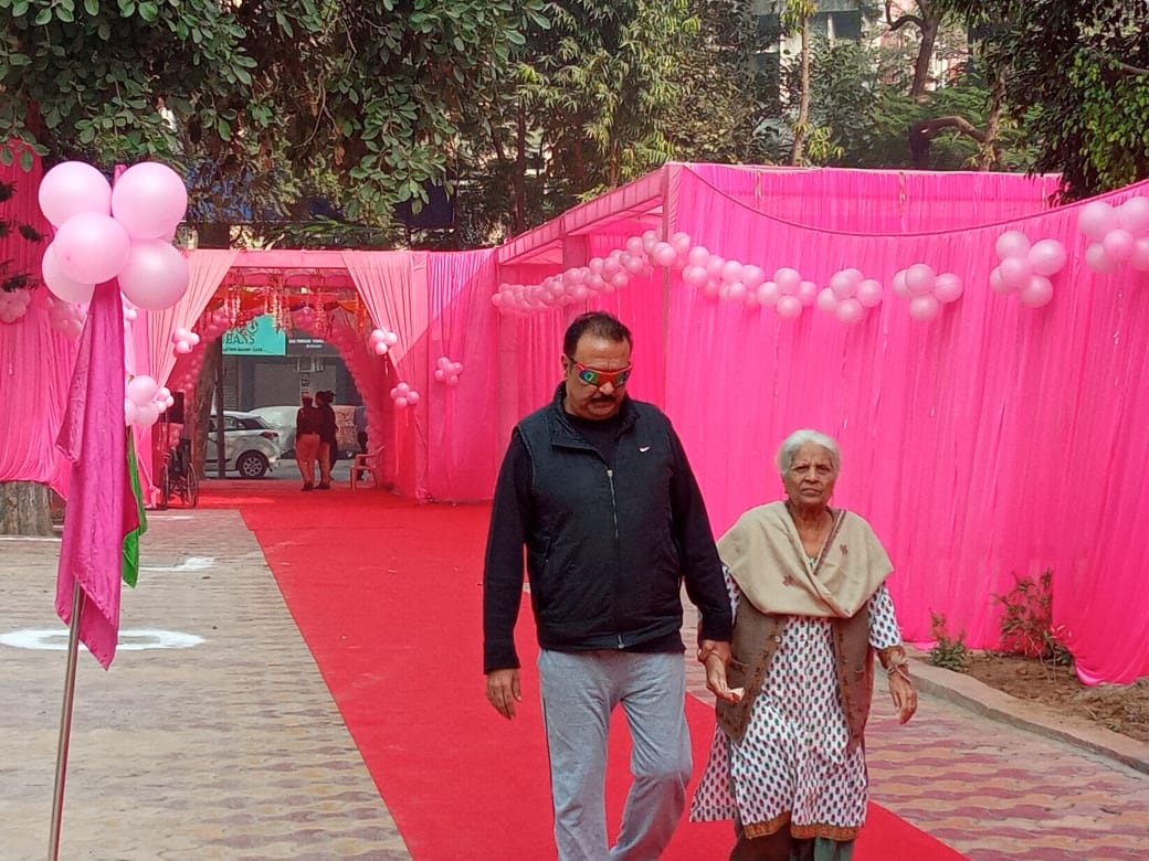 मतदाताओं को लुभाने के लिए लाउंज जैसी व्यवस्था