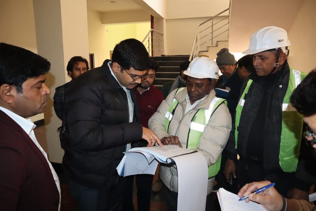 जिलाधिकारी ने किया जीजीआईसी में निर्माणाधीन कार्यों का औचक निरीक्षण