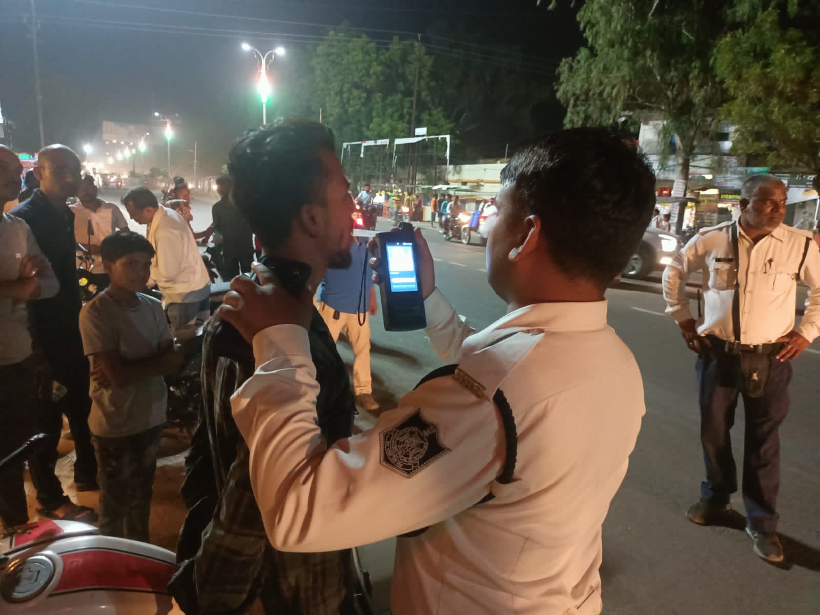 Chhatarpur traffic police issued challans to 74 drivers who violated traffic rules