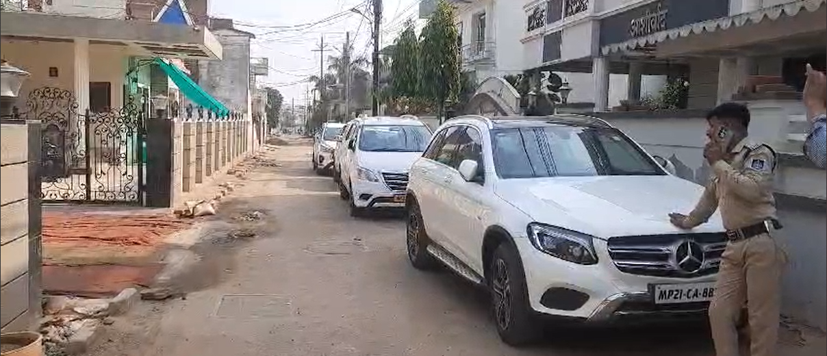 कटनी में बड़े व्यापारियों के घरों इंकम टैक्स ने करी छापेमार कार्यवाही