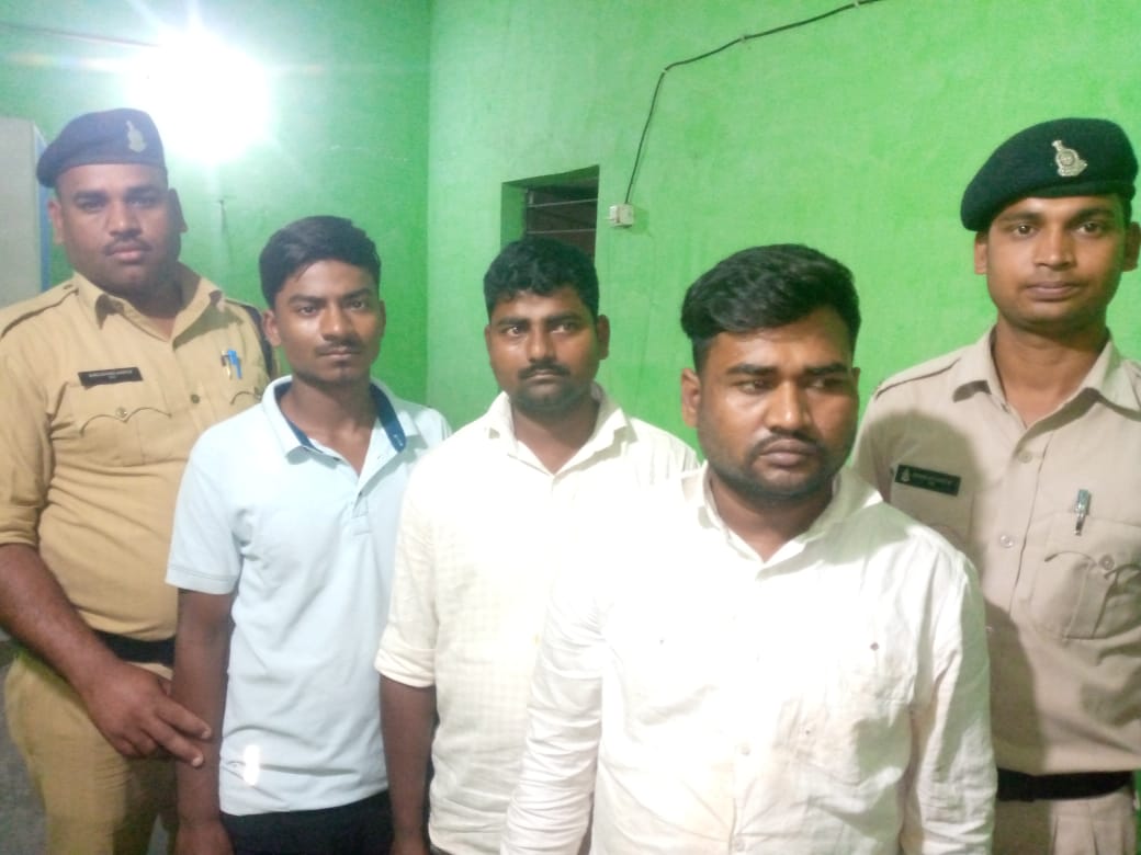 लूट के 03 आरोपी, कब्जे से 15 नग एवं चोरी का मोबाइल कीमती 7,50,000/ रुपय बरामद