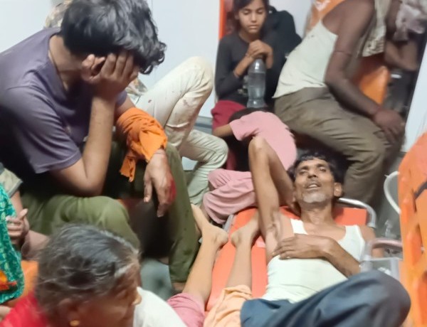 बस पलटने से करीब दो दर्जन यात्री घायल