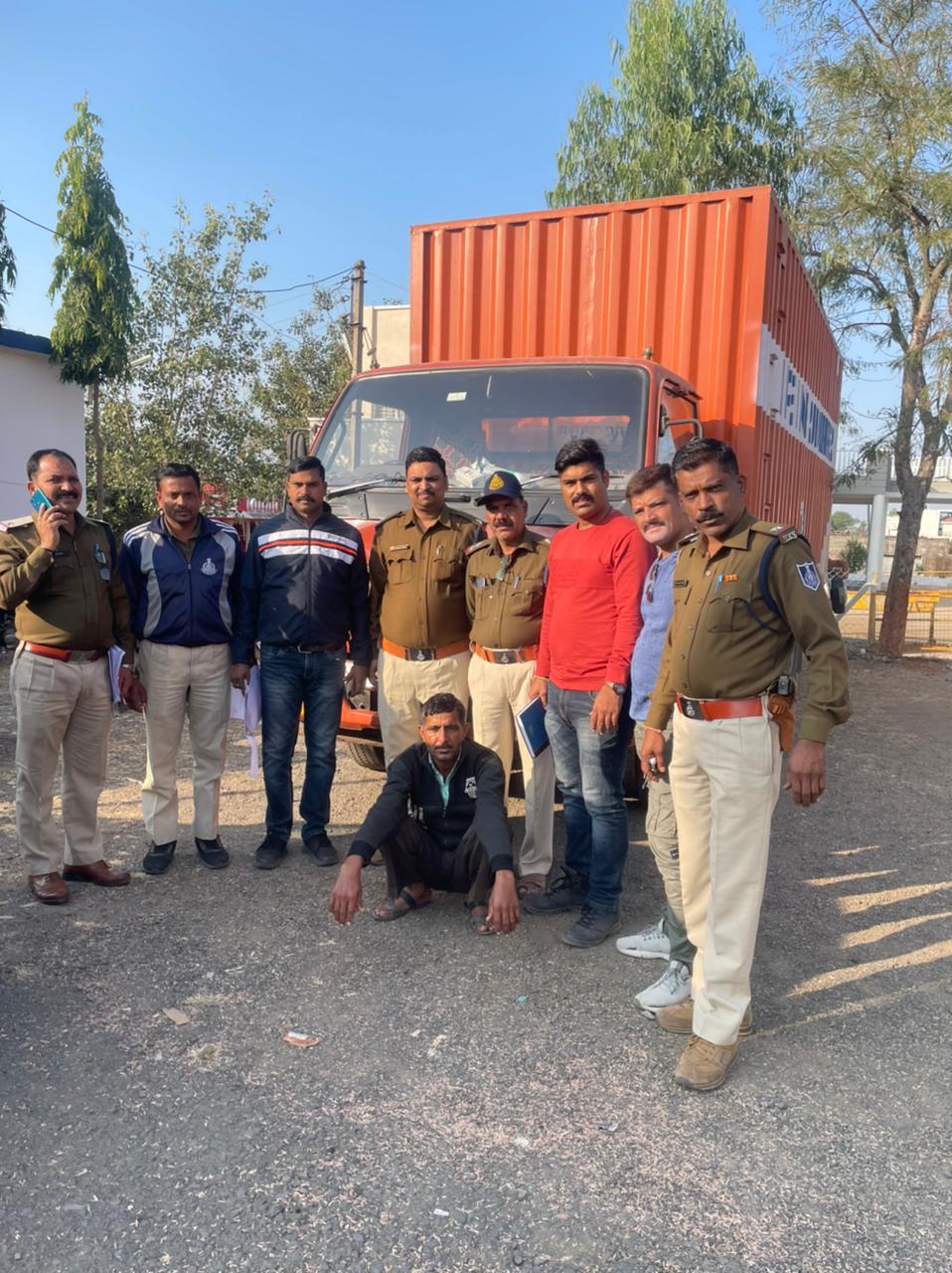 कटर से काटा कंटेनर, निकली अवैध शराब की 500 पेटी
