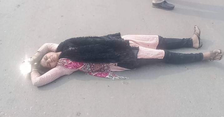 सतना सर्किट हाउस चौक बीच सड़क में शराब के नशे में धुत महिला का ड्रामा