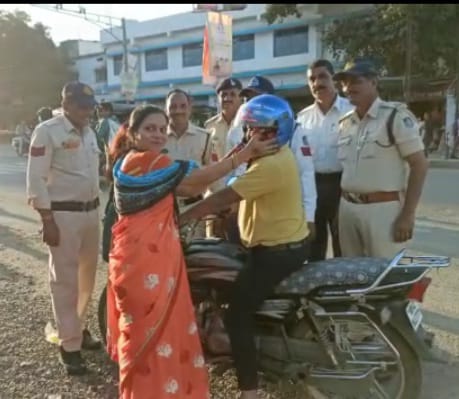 हेलमेट से बढ़ेगी पतियों की उम्र, अपने पति को हेलमेट पहनाएं
